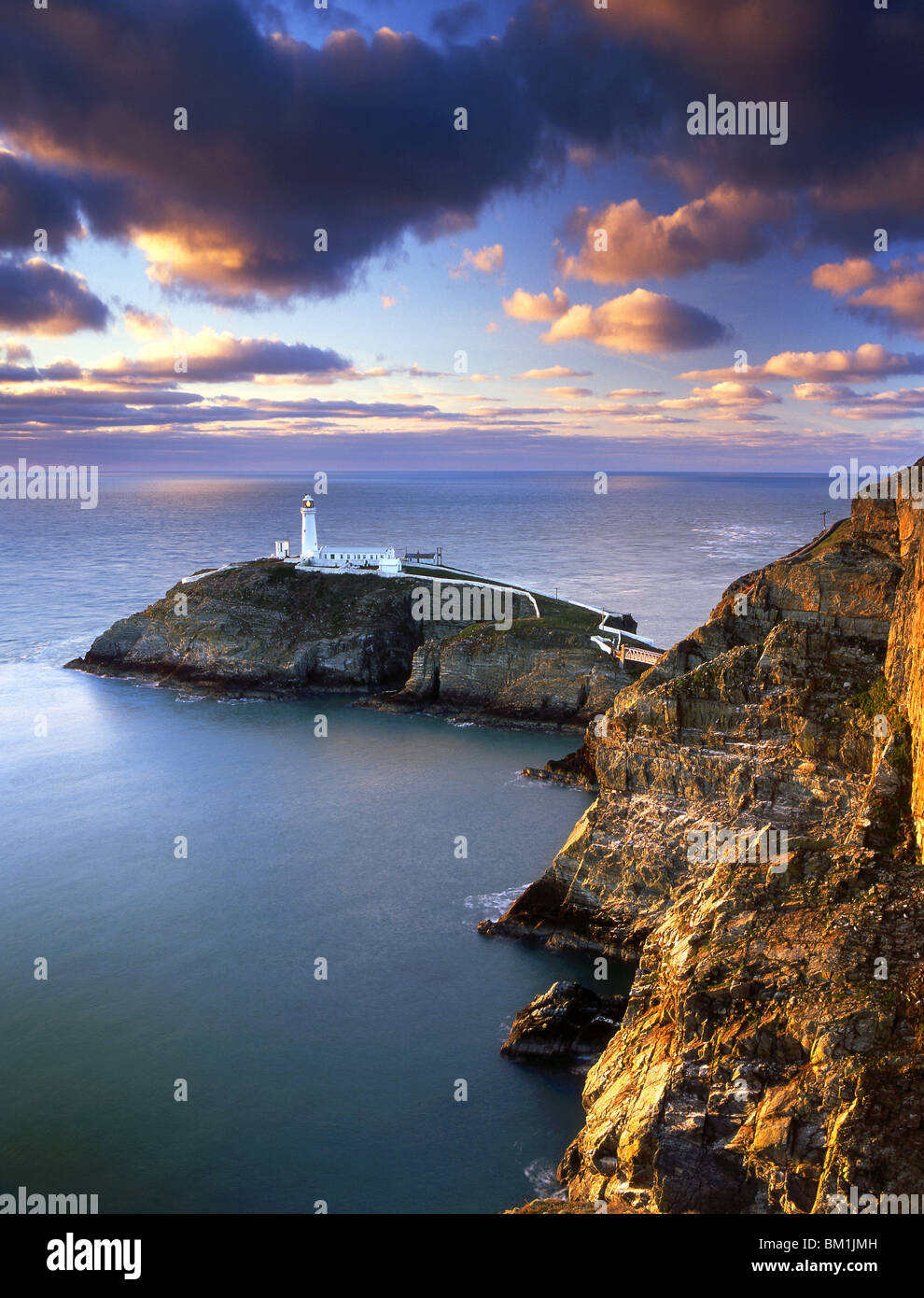 Lumière du soir sur phare de South Stack, Holy Island, Anglesey, au nord du Pays de Galles, Royaume-Uni Banque D'Images