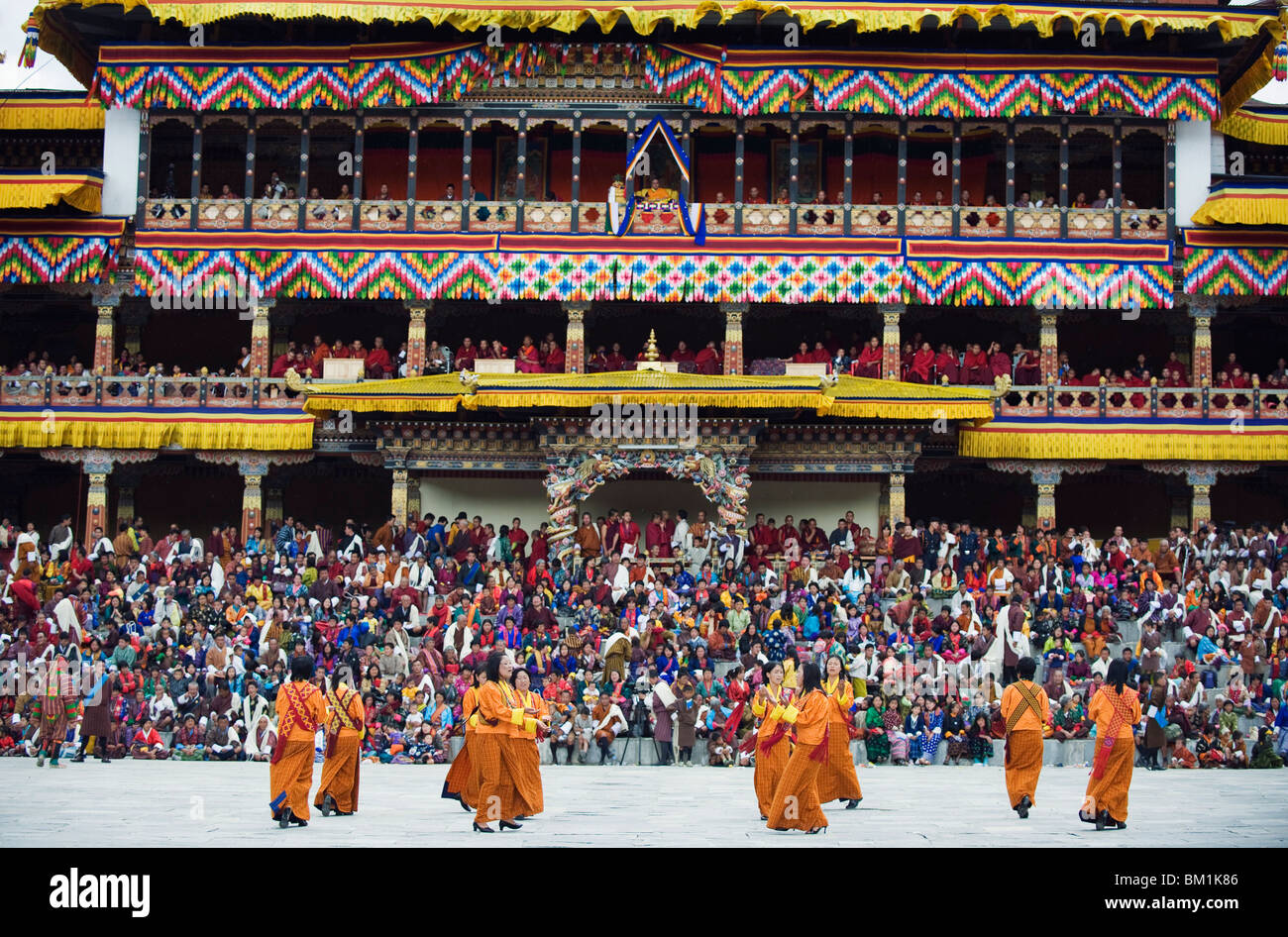 Des danseurs en costume traditionnel, l'automne Tsechu (festival) à Trashi Chhoe Dzong, Thimphu, Bhoutan, Asie Banque D'Images