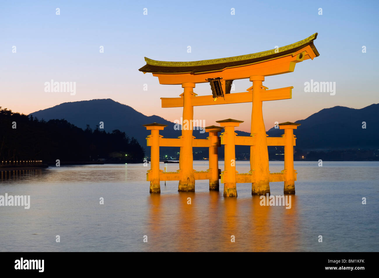 Allumage du sanctuaire d'Itsukushima Torii, Site du patrimoine mondial de l'UNESCO, l'île de Miyajima, préfecture de Hiroshima, Japon, Asie Banque D'Images