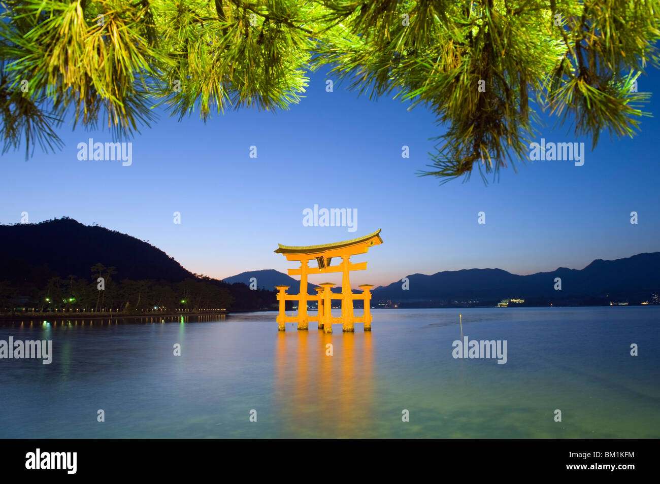 Allumage du sanctuaire d'Itsukushima Torii, Site du patrimoine mondial de l'UNESCO, l'île de Miyajima, préfecture de Hiroshima, Japon, Asie Banque D'Images