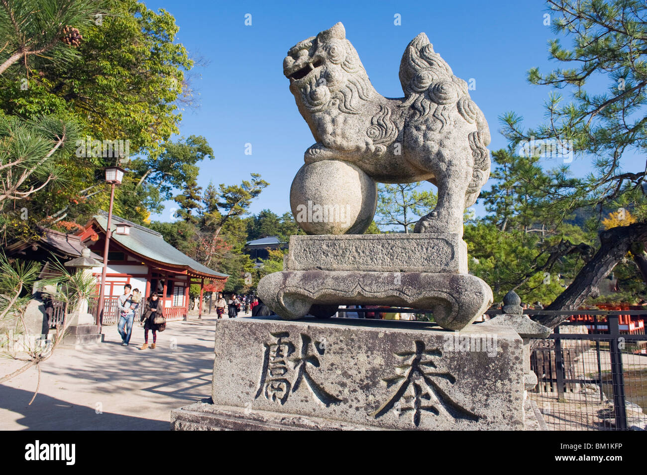 Statue de Lion au sanctuaire d'Itsukushima, Site du patrimoine mondial de l'UNESCO, l'île de Miyajima, préfecture de Hiroshima, Japon, Asie Banque D'Images