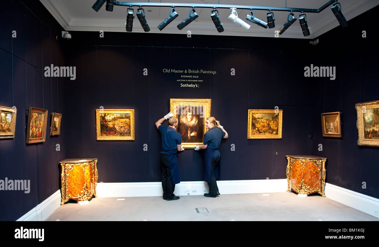 Sotheby's les employés préparent peintures pour la vente du soir maître ancien et de la peinture le 9 décembre 2009 Banque D'Images
