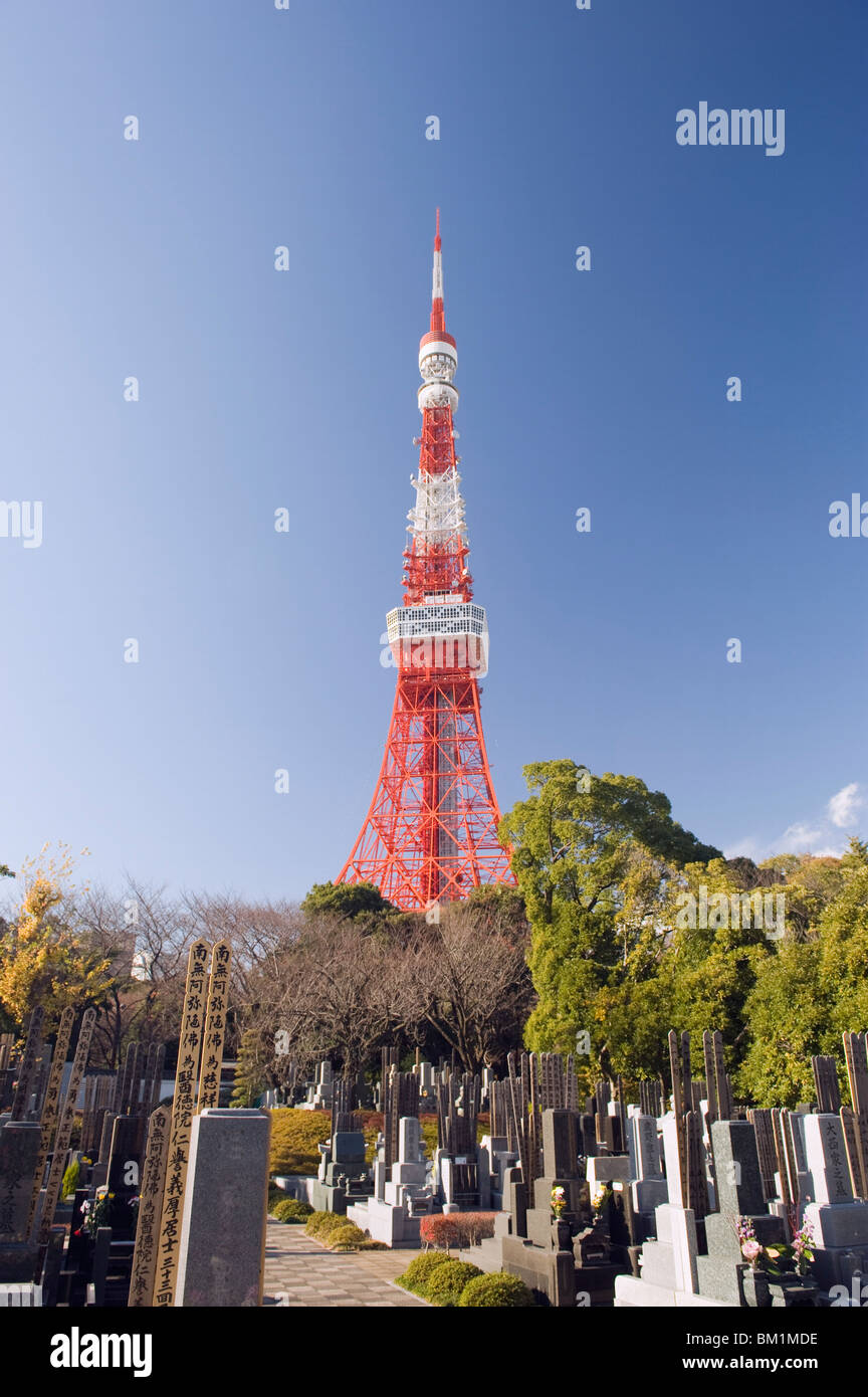 Pierres tombales dans un cimetière à Zozoji (Zozo ji) et la Tour de Tokyo, Tokyo, Japon, Asie Banque D'Images