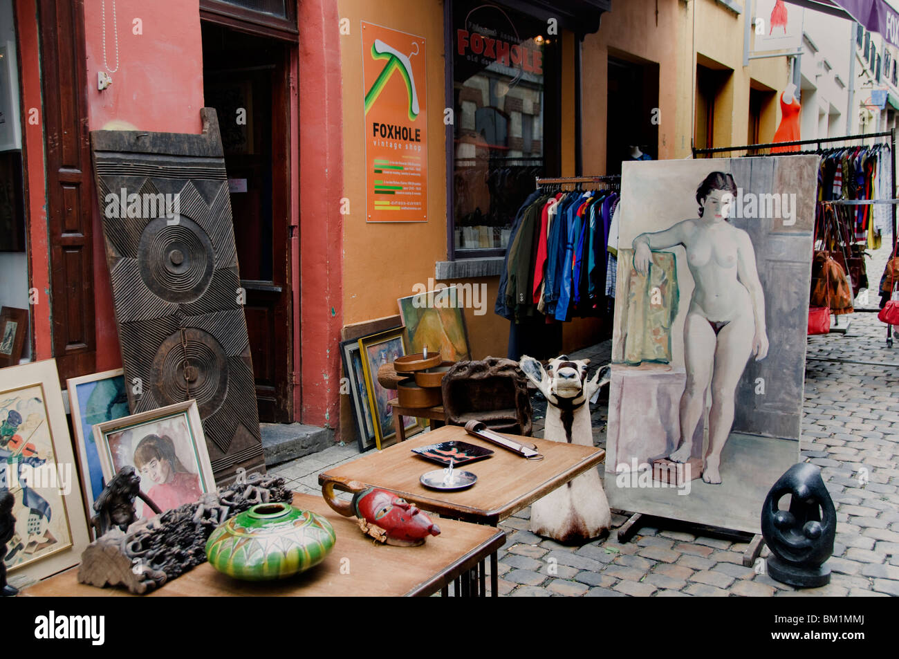 Rue Blaes Straat Bruxelles Belgique brocante, près de la Place de marché des antiquités du Sablon Grote Grandsablon Banque D'Images