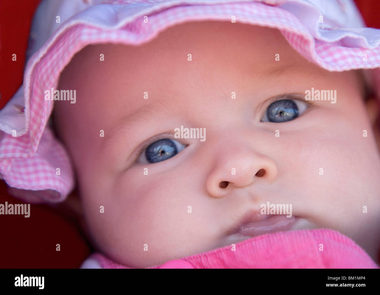 Beau Bebe De 6 Mois Femelle Fille Infant Baby Toddler En Rose Chapeau Hat Aux Yeux Bleus Close Up Closeup Close Up Face Photo Stock Alamy