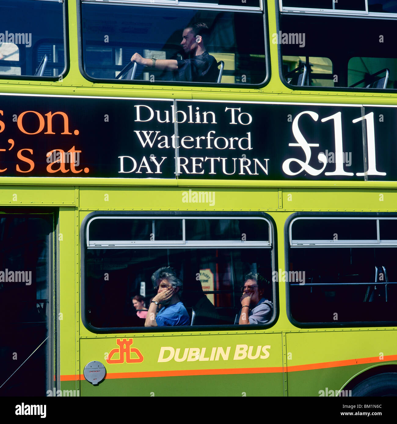 BUS À IMPÉRIALE VERT AVEC DES GENS, À DUBLIN WATERFORD JOUR TARIF ALLER-RETOUR PRIX DE £ 11, DUBLIN IRLANDE EUROPE Banque D'Images