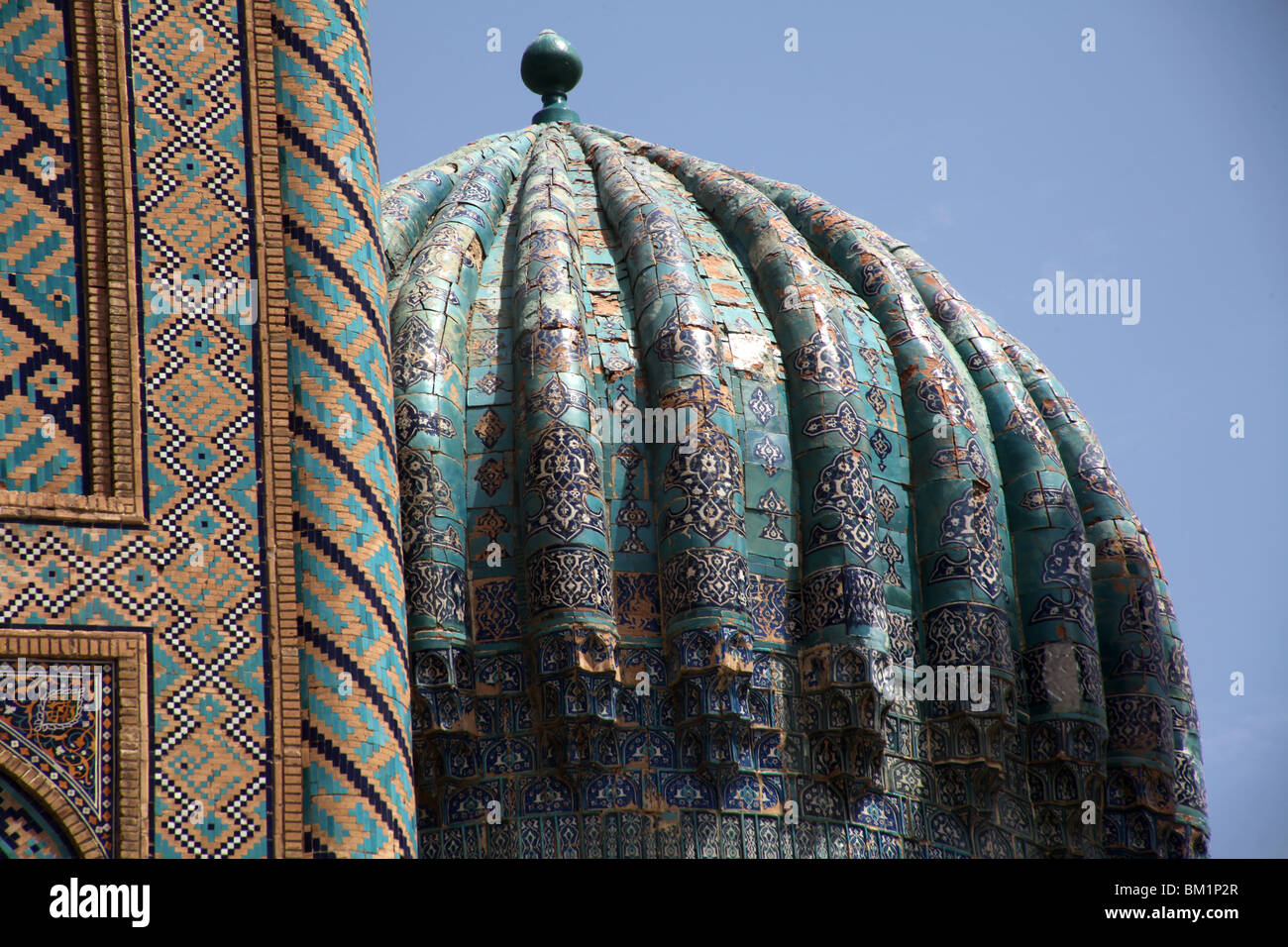 Dôme cannelé du Sher-Dor Madrasah, partie de l'Reghistan, coeur de l'ancienne Samarkand, Ouzbékistan en Asie centrale. Banque D'Images