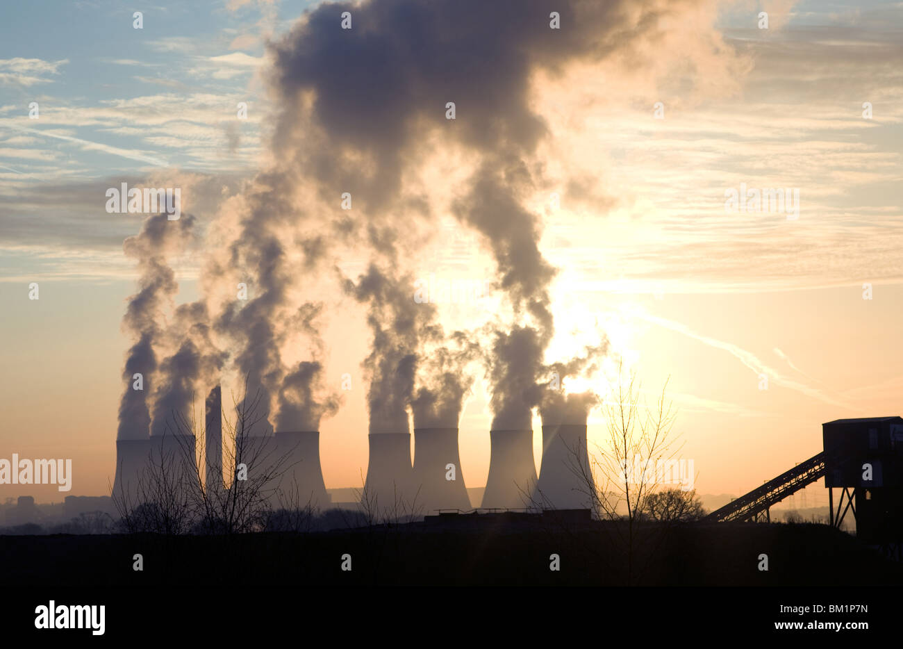 Power Plant et les tours de refroidissement avec l'évaporation contre soleil du matin Banque D'Images