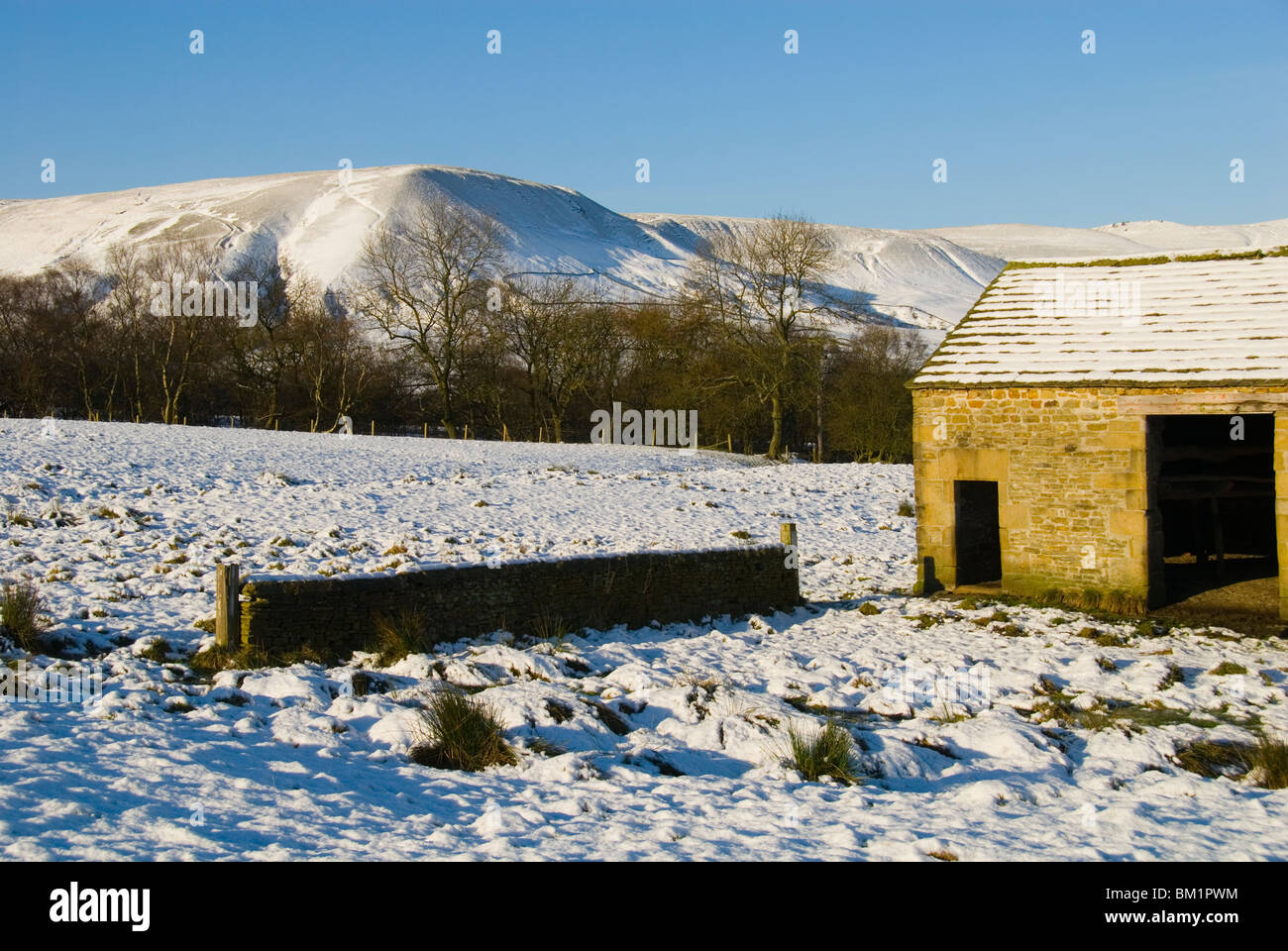 Scène d'hiver avec grange à Edale, Peak District, Derbyshire, Angleterre, RU Banque D'Images