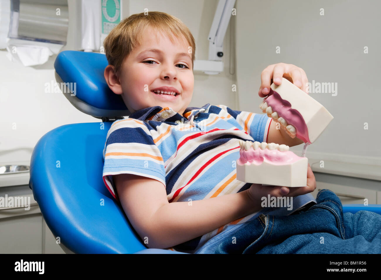 Portrait of a Boy holding a mis des prothèses dentaires Banque D'Images