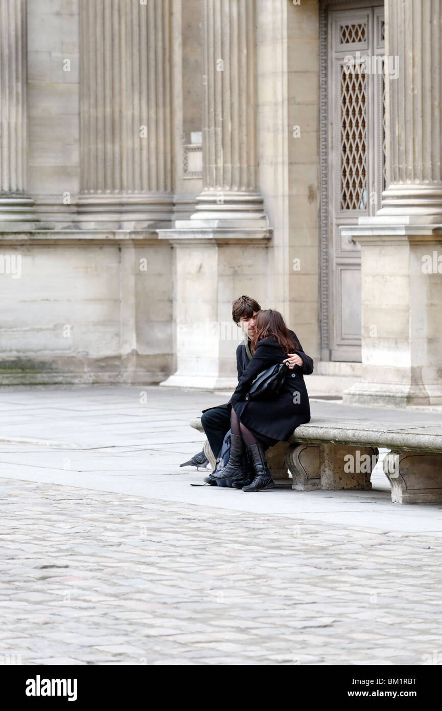 Couple romantique par le Louvre à Paris Banque D'Images