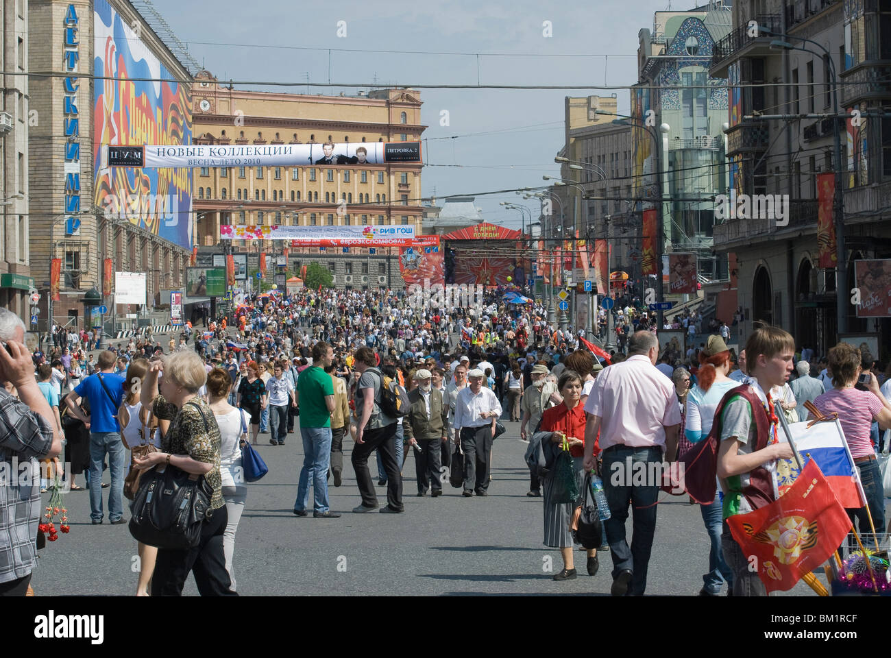 Beaucoup de gens sur la rue de Moscou lors d'une célébration de la fête de la victoire. 9-mai 2010. Moscou, Russie Banque D'Images