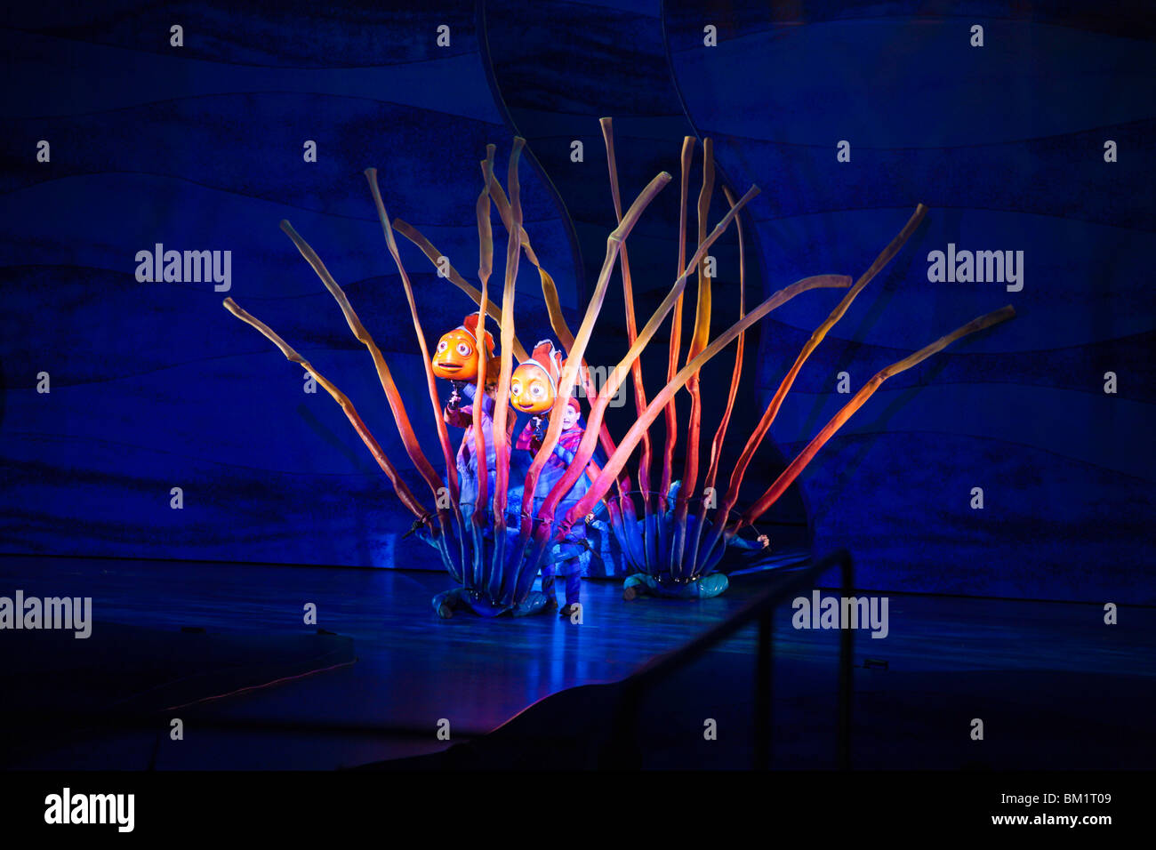 Orlando, FL - Jan 2009 - Finding Nemo - The Musical, propose des artistes interprètes ou exécutants et des marionnettes au Disney's Animal Kingdom à Orlando Banque D'Images