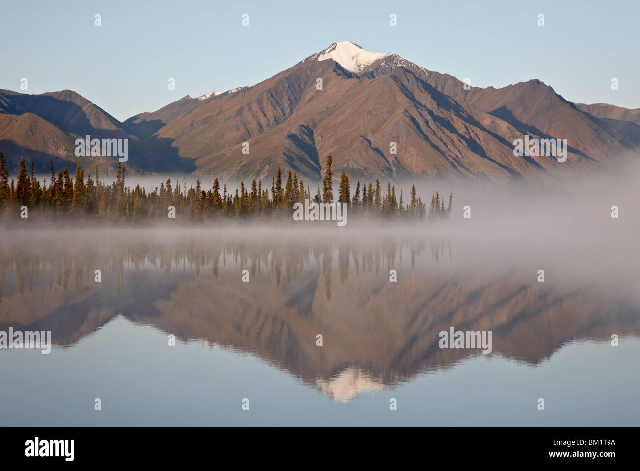 Mountain reflétée dans un lac avec le brouillard, l'autoroute Denali, Alaska, États-Unis d'Amérique, Amérique du Nord Banque D'Images