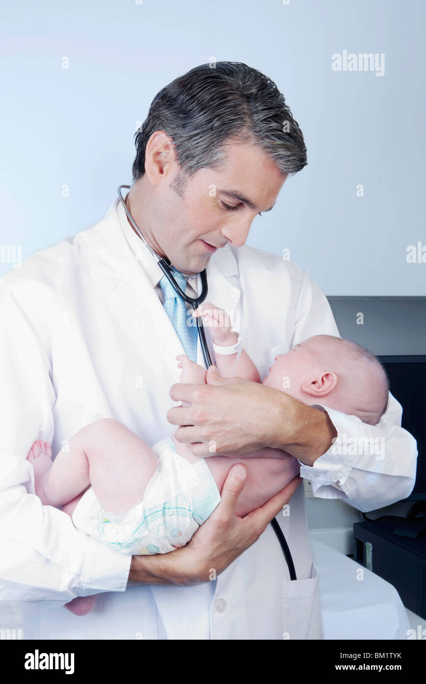 Médecin portant un bébé nouveau-né Banque D'Images