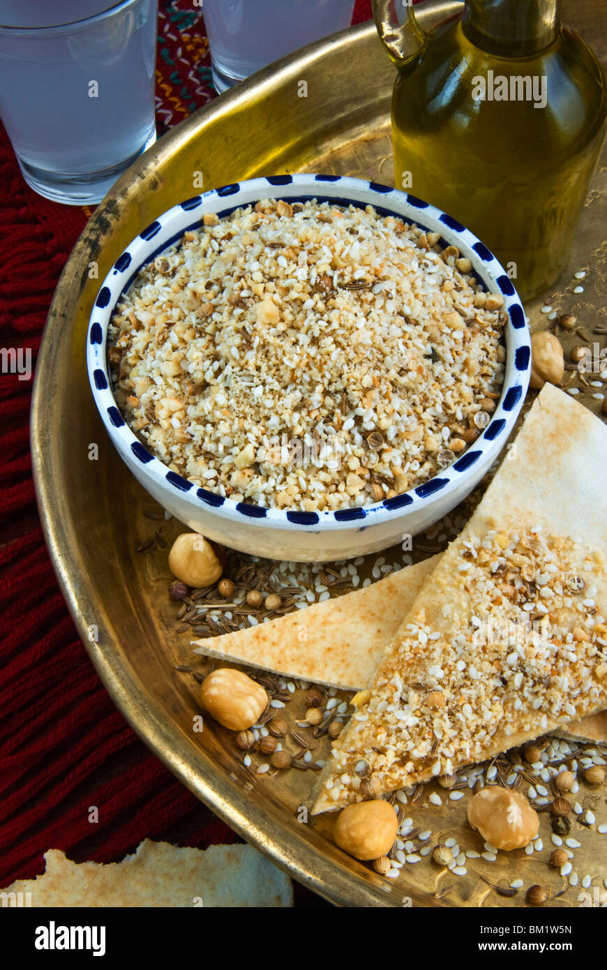 Dukkah (dokka), mélange de noix, graines et épices et saveurs de l'arabe, l'Égypte, l'Afrique du Nord, Afrique Banque D'Images