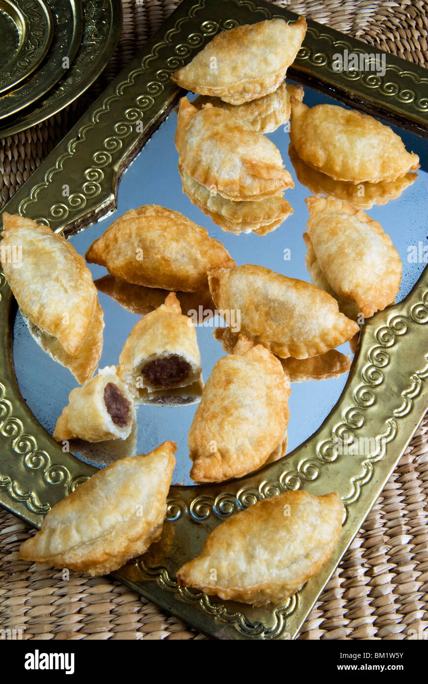 Sambousek, beignets de démarreurs égyptien rempli de viande, moyen-orientaux, l'Égypte, l'Afrique du Nord, Afrique Banque D'Images