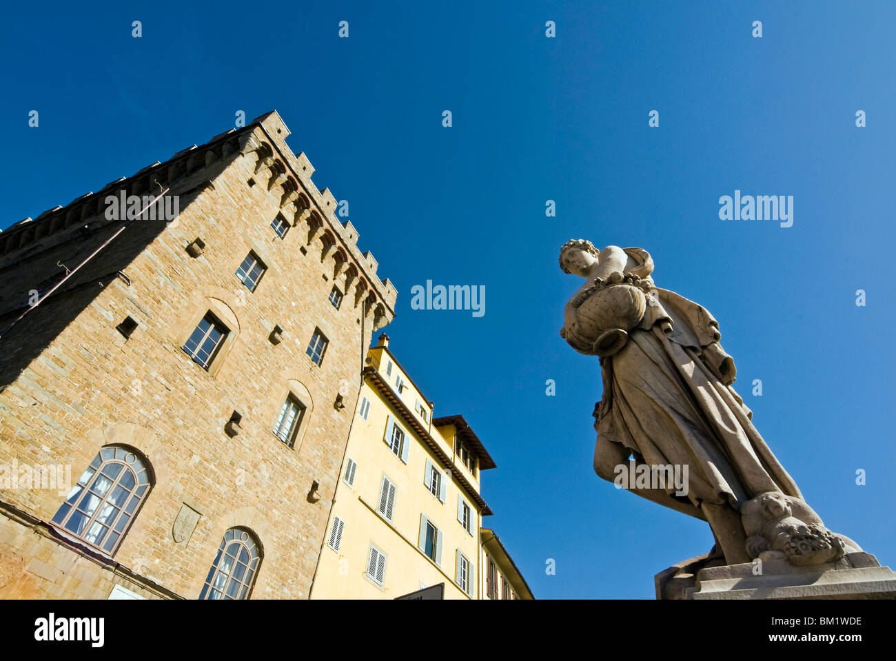 Des statues de printemps, le Ponte Santa Trinita, Florence, UNESCO World Heritage Site, Toscane, Italie, Europe Banque D'Images