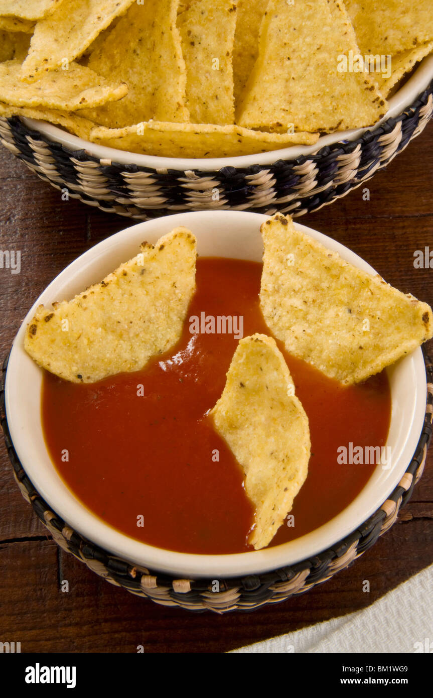 Croustilles de maïs avec la sauce chili, la nourriture mexicaine, Mexique, Amérique du Nord Banque D'Images