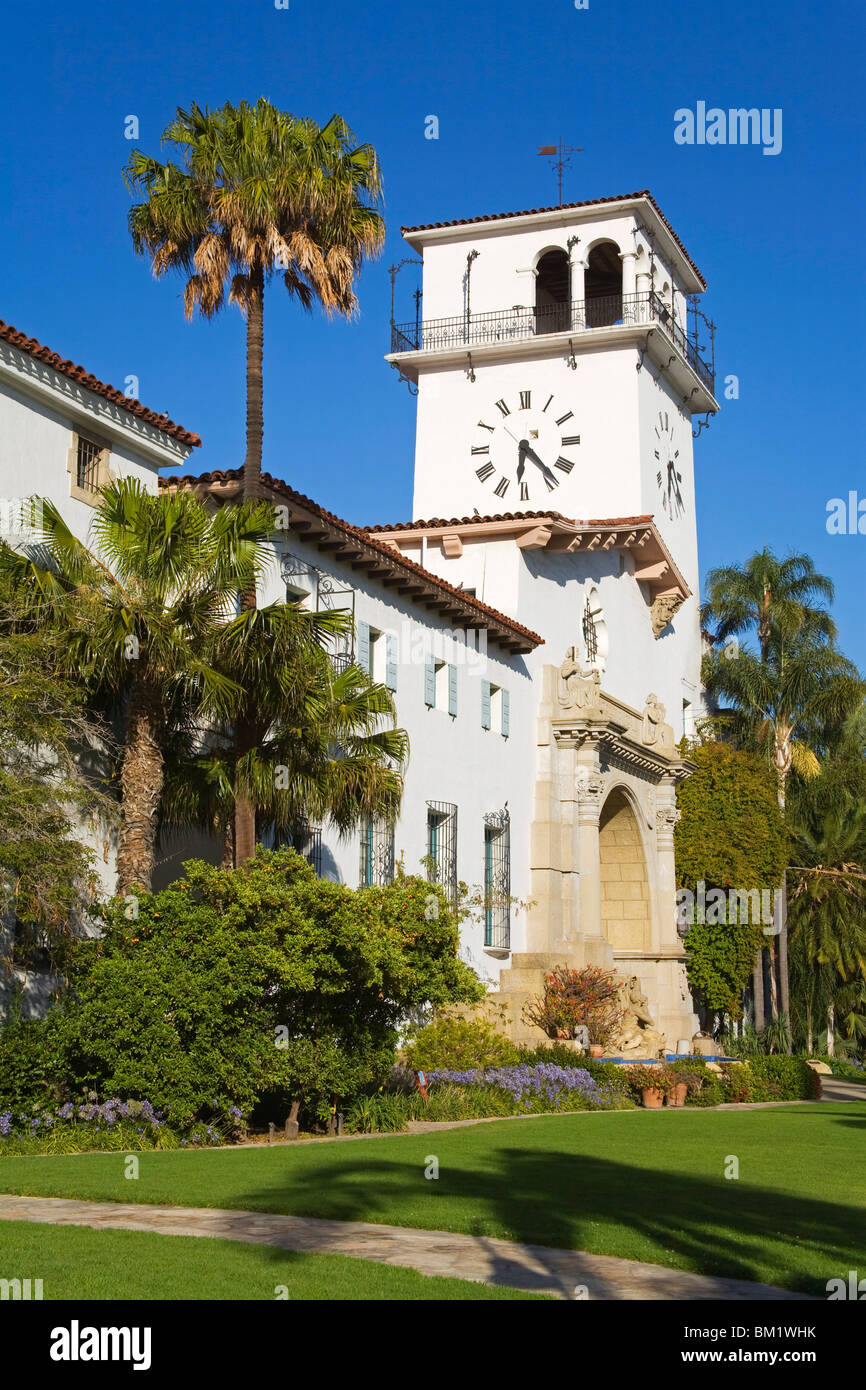 Tour de l'horloge, le palais de justice du comté de Santa Barbara, Santa Barbara, Californie, États-Unis d'Amérique, Amérique du Nord Banque D'Images