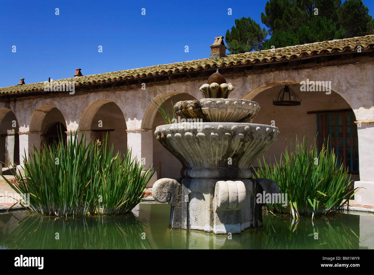 Rue fontaine, Mission San Miguel Arcangel, San Miguel, en Californie, États-Unis d'Amérique, Amérique du Nord Banque D'Images