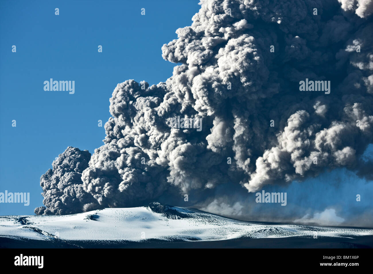 Les nuages de cendre s'élevant du volcan Eyjafjallajokull en Islande Banque D'Images