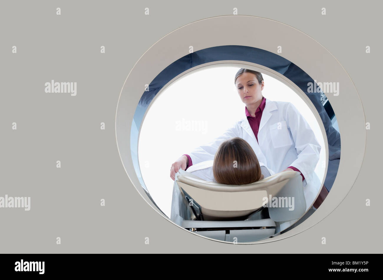 En passant par le patient d'une IRM Banque D'Images