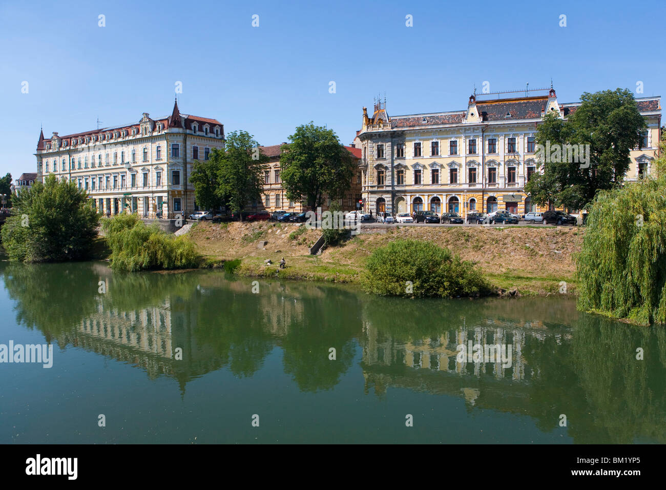 Le long de la rivière Crisul Repede, Oradea, Roumanie, Europe Banque D'Images