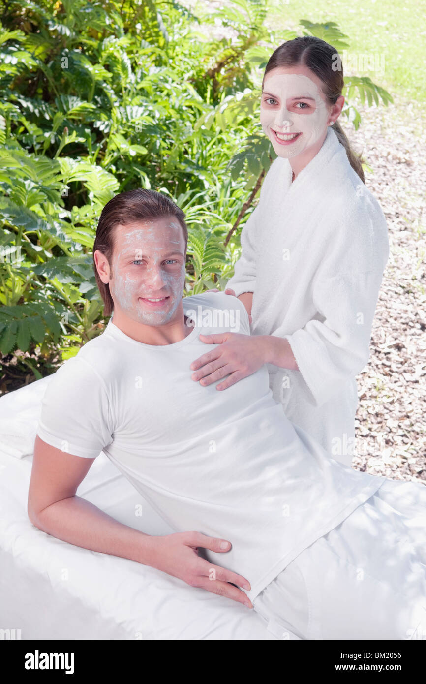 Couple smiling avec masques visage sur leurs visages Banque D'Images