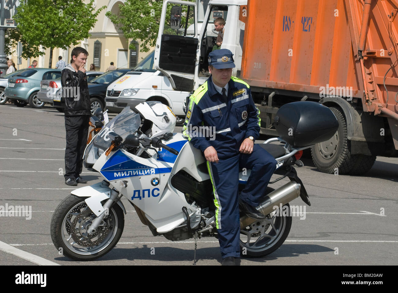 Agent de police russe et une moto BMW police Banque D'Images