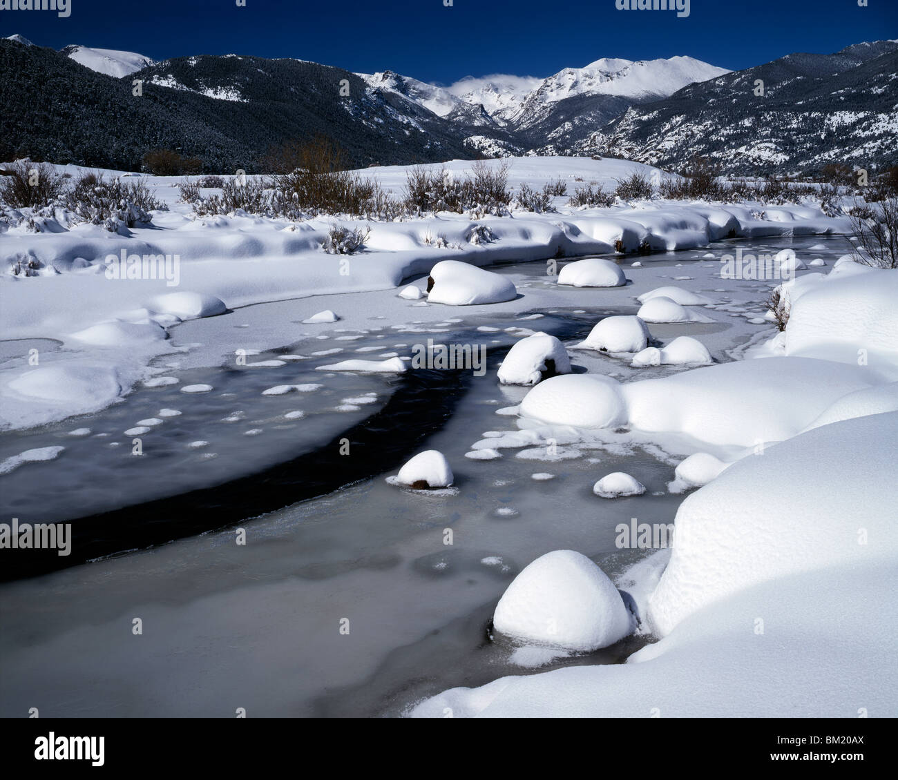 Scène d'hiver le long de la rivière Big Thompson à Moraine Park Rocky Mountain National Park, Colorado USA par Willard Clay/Dembinsky Assoc Photo Banque D'Images