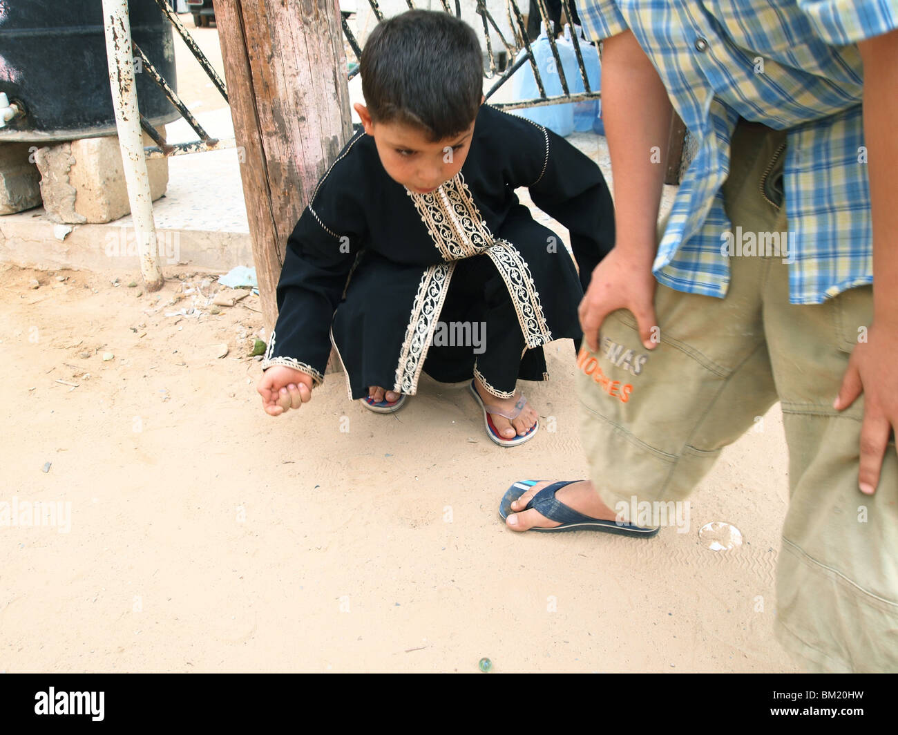 Les garçons jouer avec des billes à Tripoli, Libye Banque D'Images