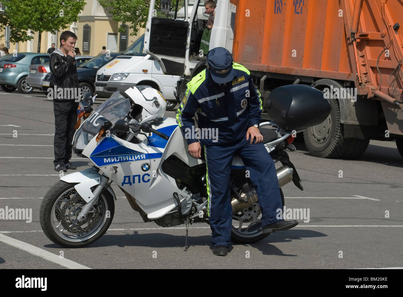 Agent de police russe et une moto BMW police Banque D'Images