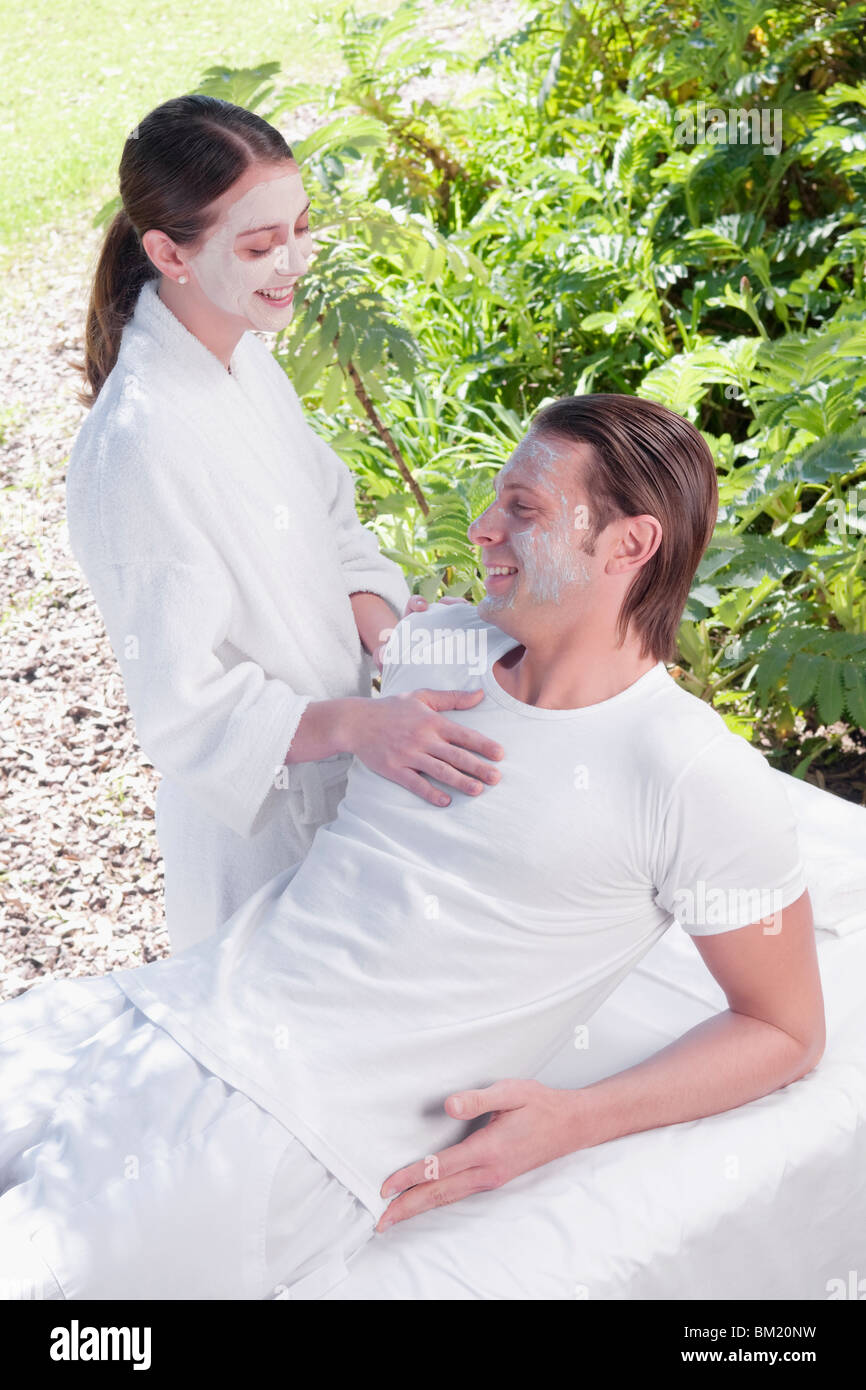 Couple smiling avec masques visage sur leurs visages Banque D'Images