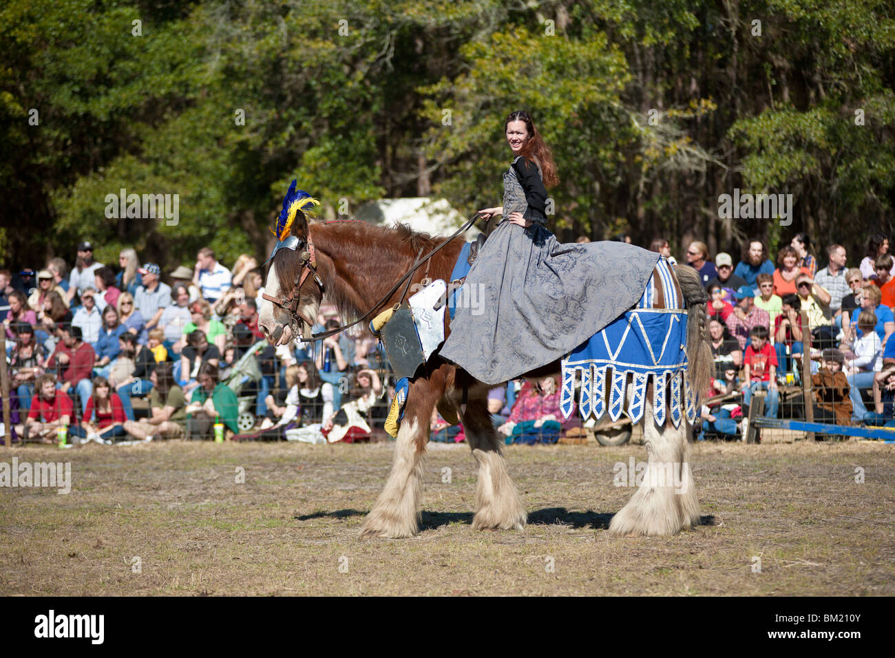 Gainesville FL - Jan 2009 - Femme vêtue de vêtements période Moyen-Âge son cheval Équitation lors d'une manifestation médiévale Faire Banque D'Images