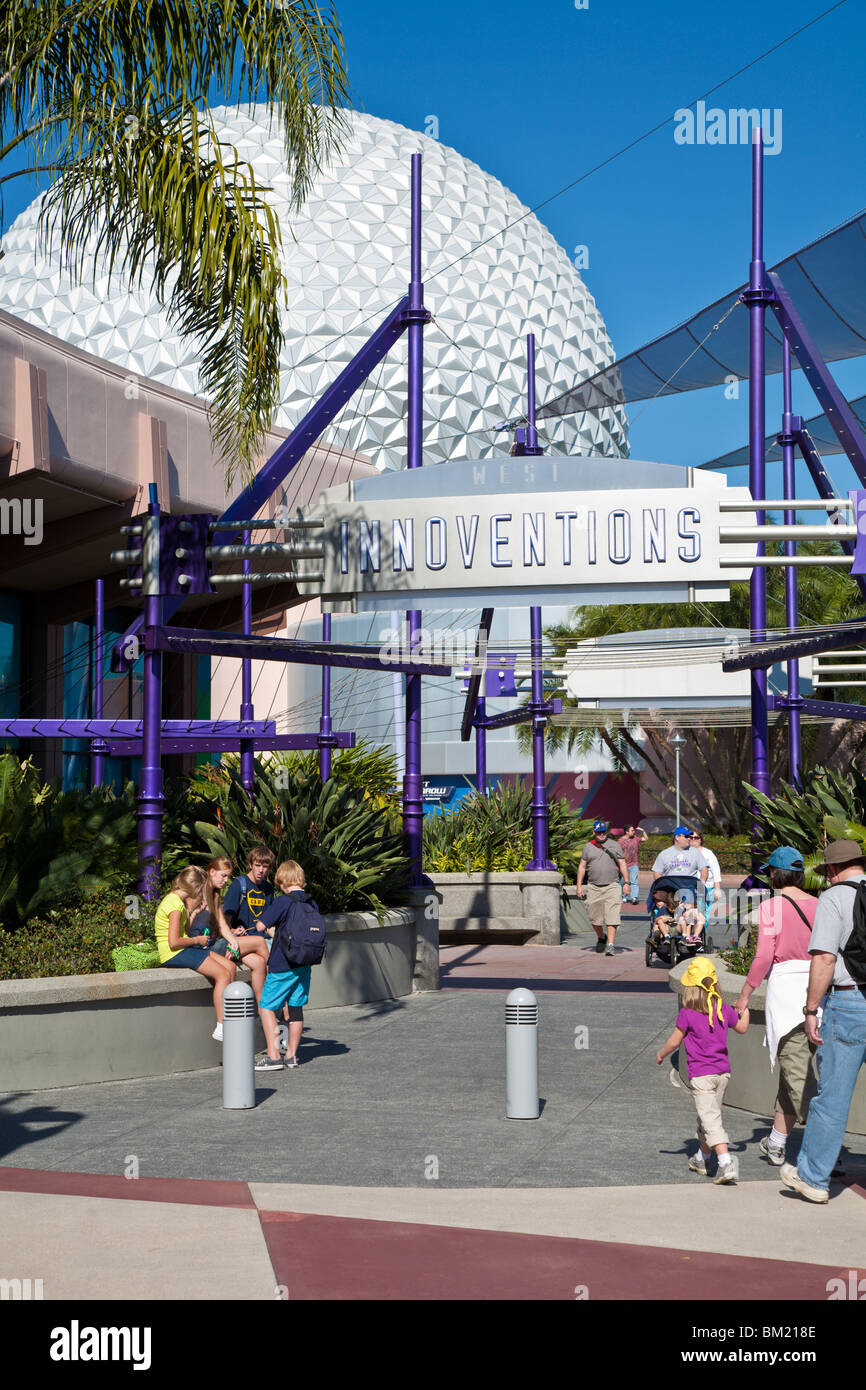 Kissimmee, FL - Jan 2009 - vous reposer en dehors de l'attraction Innoventions à Walt Disney World, Epcot Center Banque D'Images