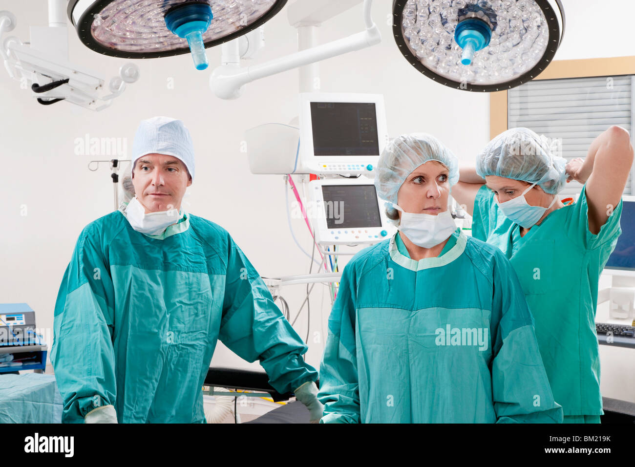 Chirurgiens d'effectuer une chirurgie dans une salle d'opération Banque D'Images