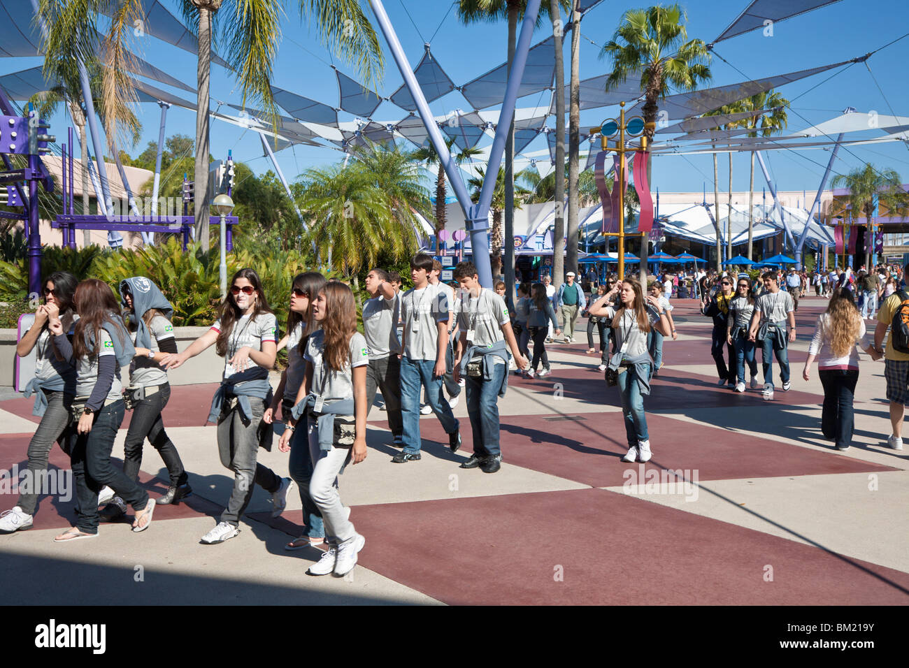 Kissimmee, FL - Jan 2009 - Grand groupe d'étudiants adolescents étrangers balade au Monde de Walt Disney's Epcot Center Banque D'Images