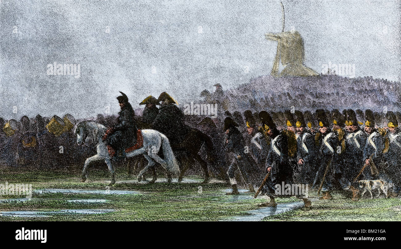 L'armée française marche dans la Pologne sous la pluie, guerres napoléoniennes. À la main, gravure sur bois Banque D'Images