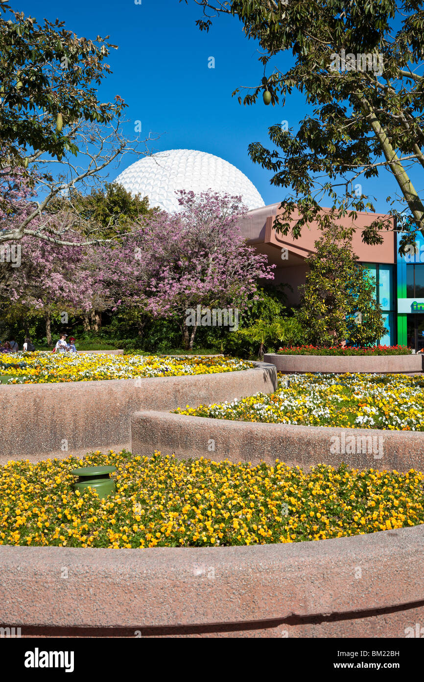 Kissimmee, FL - Jan 2009 - dôme géodésique montre derrière les jardins de fleurs à plusieurs niveaux à l'intérieur du Walt Disney World Epcot Center Banque D'Images