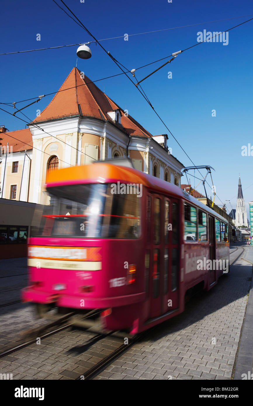 Le Tram passant par la place de la République (Namesti Republiky), Olomouc, en Moravie, République Tchèque, Europe Banque D'Images