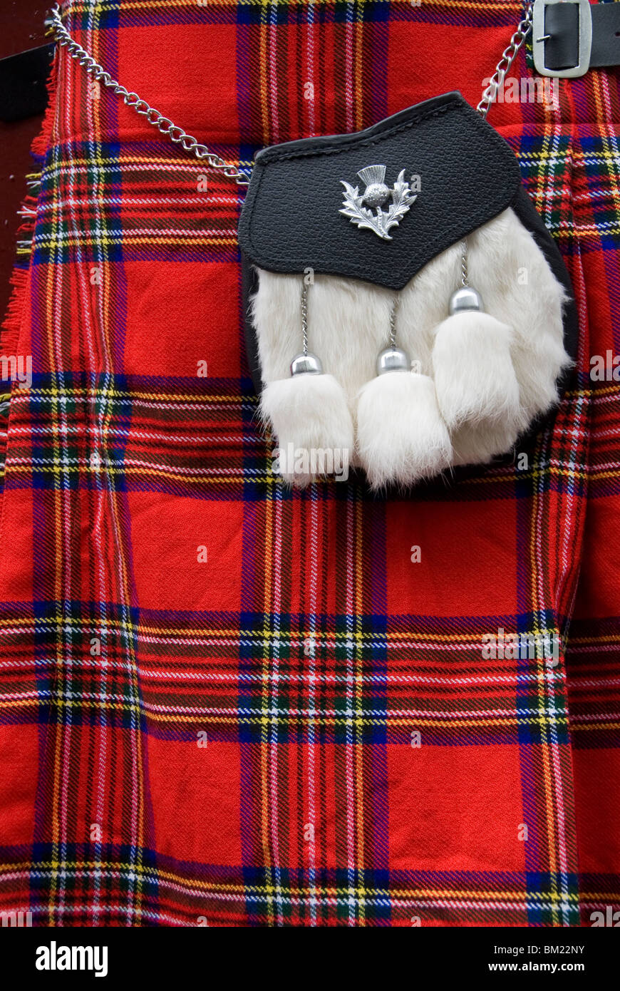 Kilt écossais et sac à main sur l'écran de vente, Édimbourg, Écosse, Royaume-Uni, Europe Banque D'Images