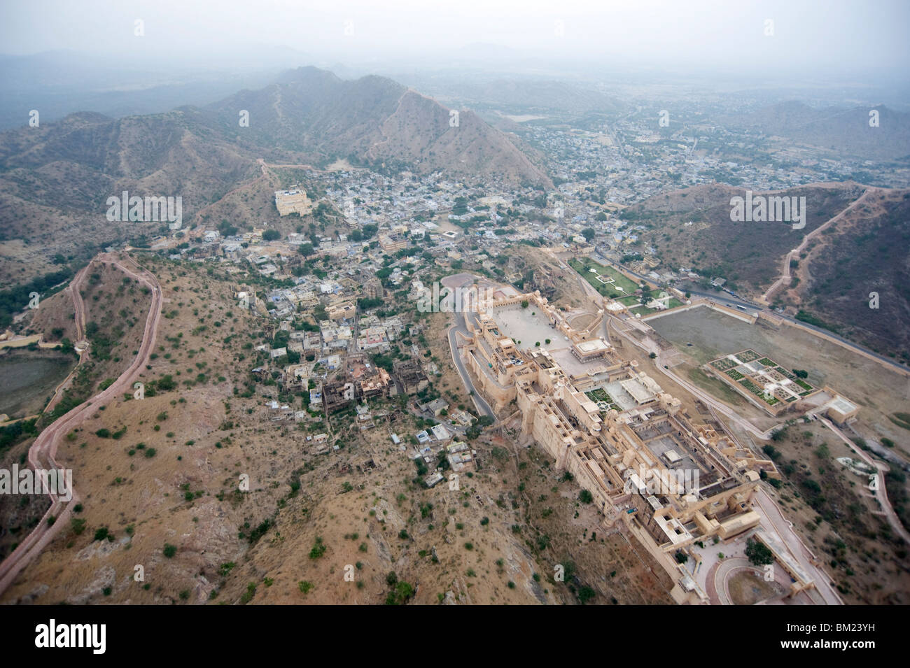 Amber Palace et Orange village dans les collines d'Aravali, vu de l'air, Rajasthan, Inde, Asie Banque D'Images