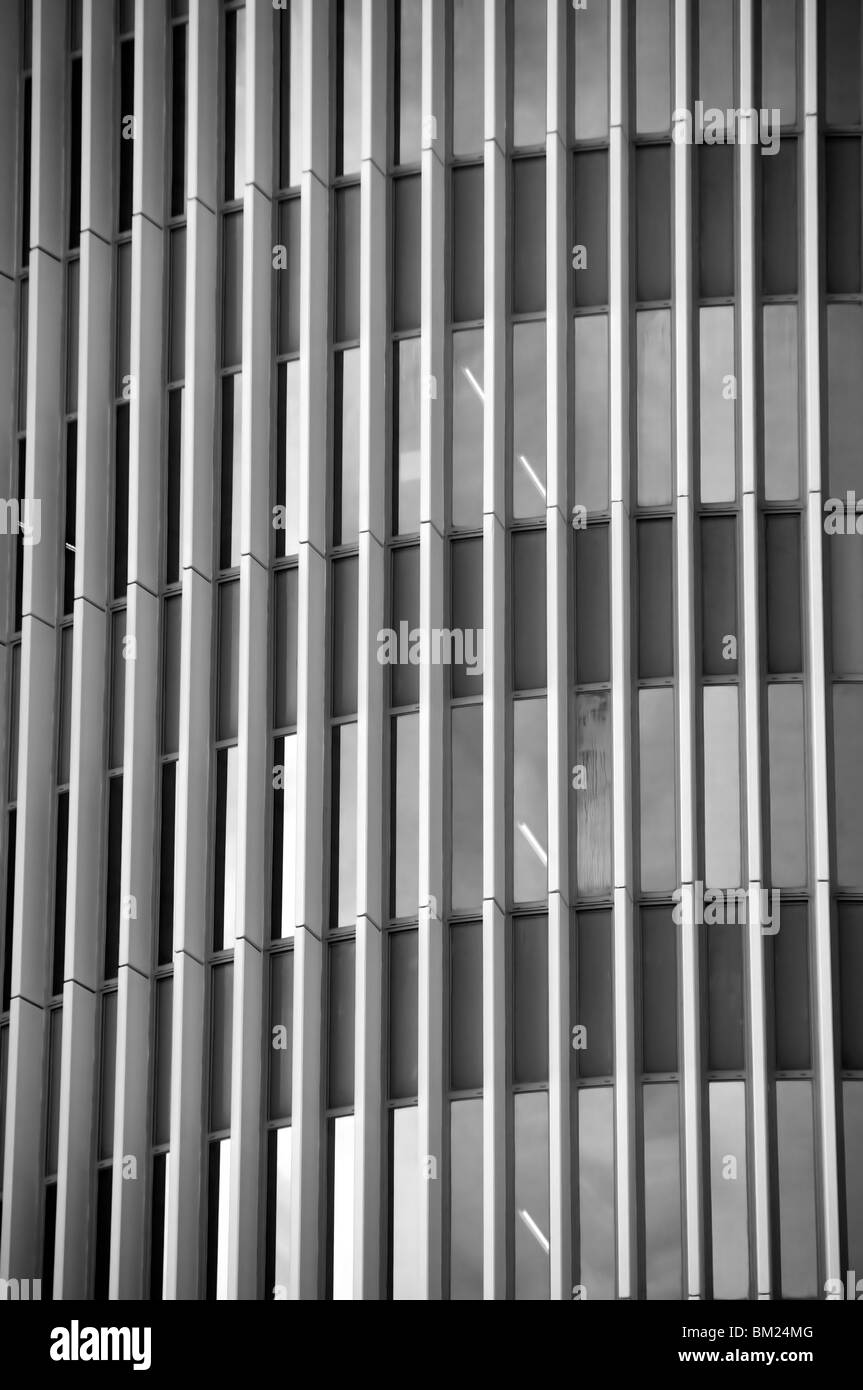 Façade en verre d'un immeuble de bureaux modernes. Noir et blanc. Banque D'Images