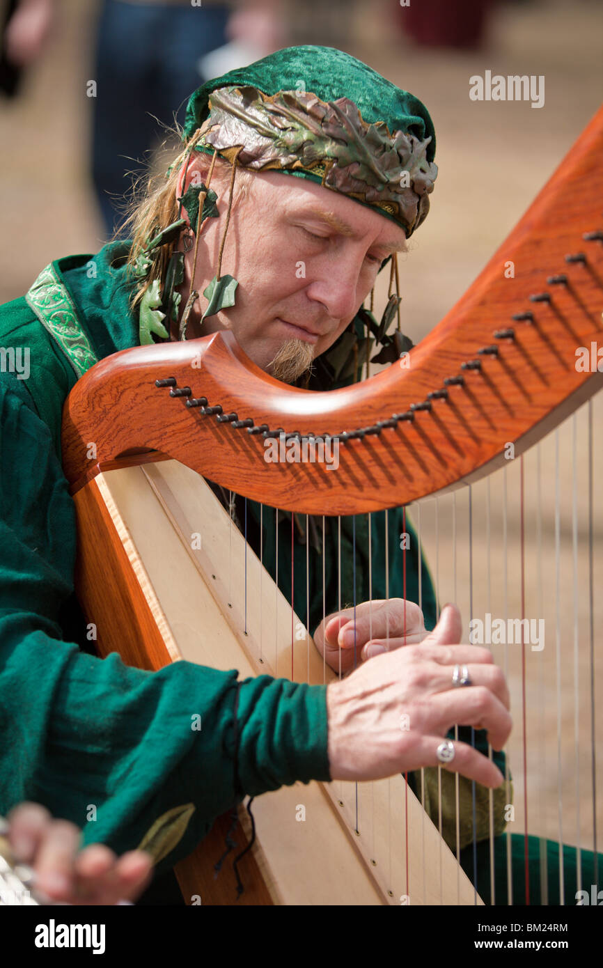 Gainesville FL - Janvier 2009 - l'homme vêtu d'habits d'époque joue de l'harmonica à Hoggetowne Faire médiévale de Gainesville, Floride Banque D'Images Gainesville FL - Janvier 2009 - l'homme vêtu d'habits d'époque joue de l'harmonica à Hoggetowne Faire médiévale de Gainesville, Floride Banque D'Images