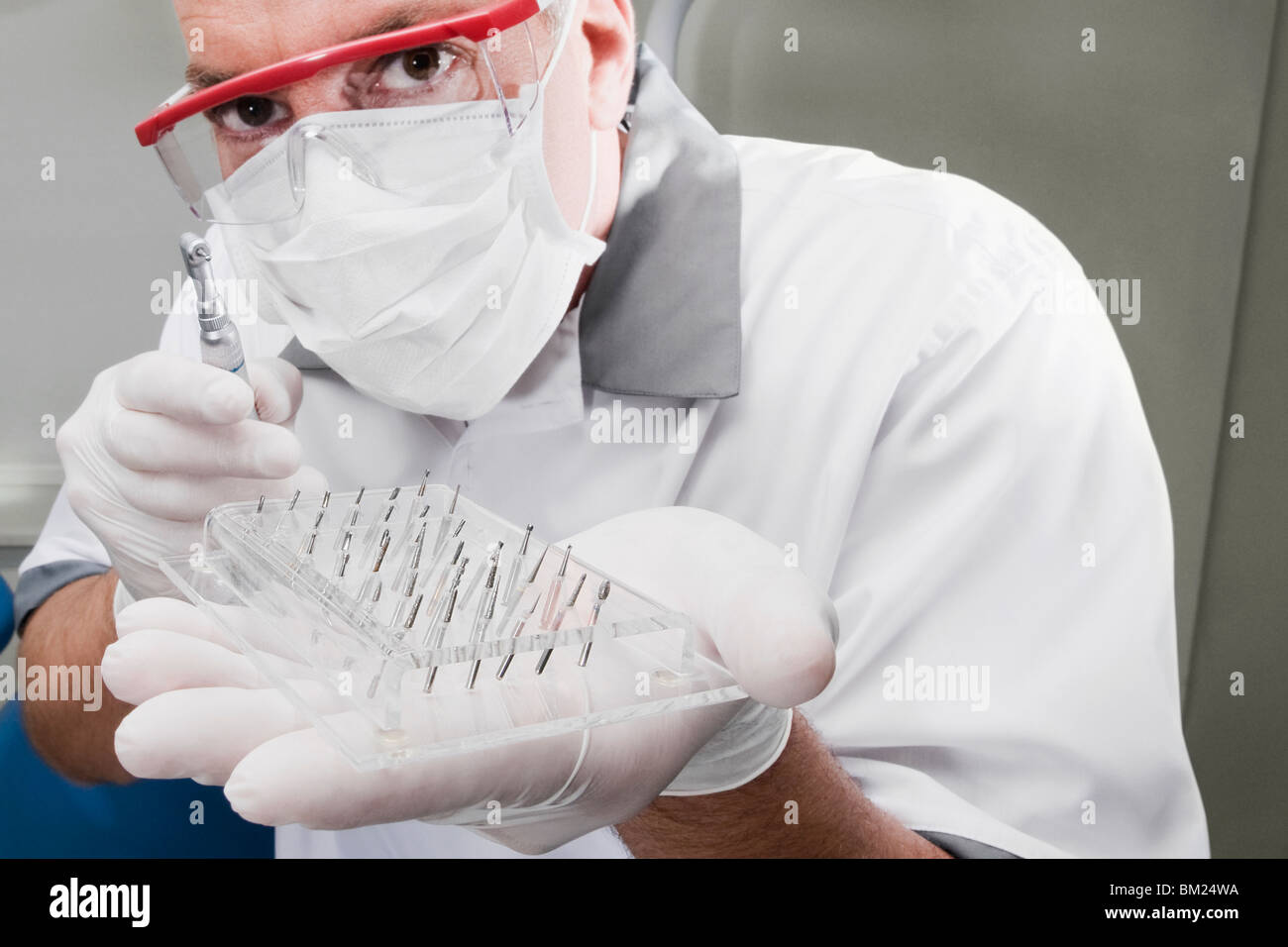 Forets dentaires dentiste holding Banque D'Images