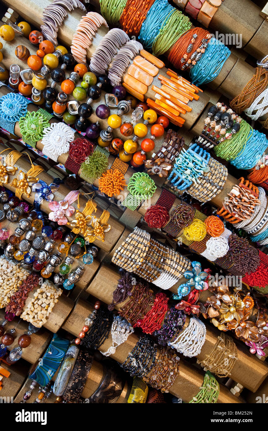 Bracelets et perles en cadeaux touristiques, Benalmadena, Andalousie, Espagne Banque D'Images