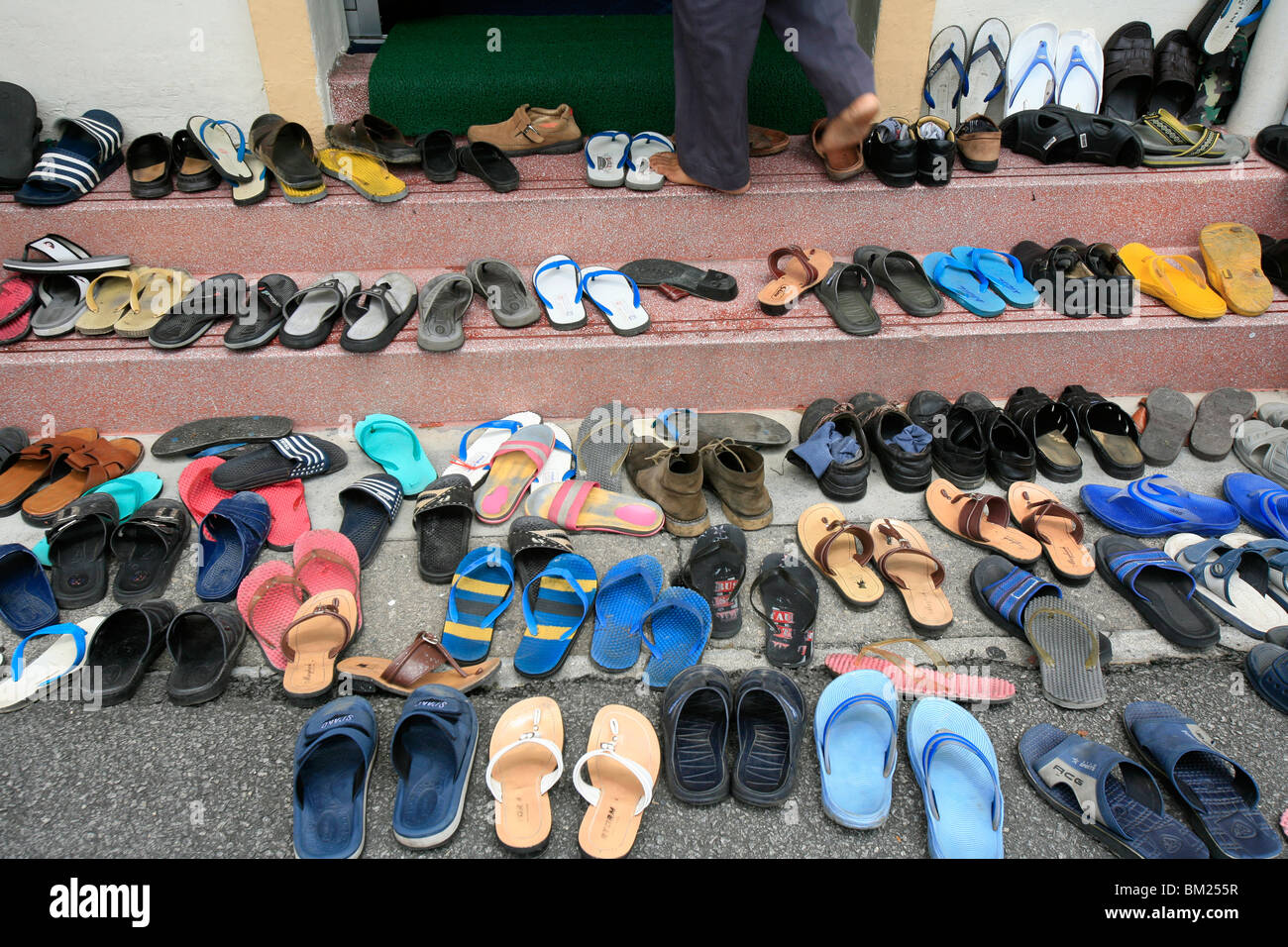 Shoes outside mosque Banque de photographies et d'images à haute résolution  - Alamy