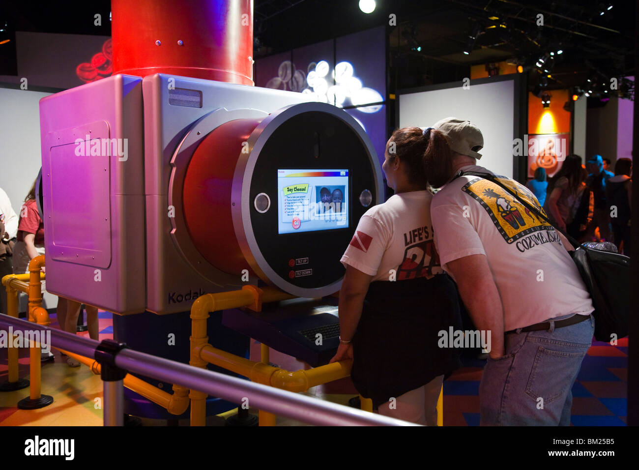 Kissimmee, FL - Jan 2009 - Les clients utilisent l'équipement Kodak pour prendre des photos d'eux-mêmes à Walt Disney World, Epcot Center Banque D'Images