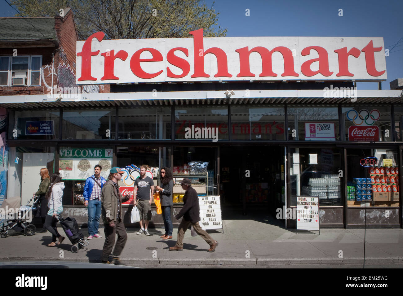 Les poussettes de marche par Freshmart épicerie dans Kensington Market Toronto Banque D'Images